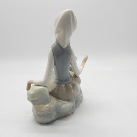 Lladro Porcelain Figurine Shepherdess with Dove Hand Made In Spain #4660 - Picture 3 of 7